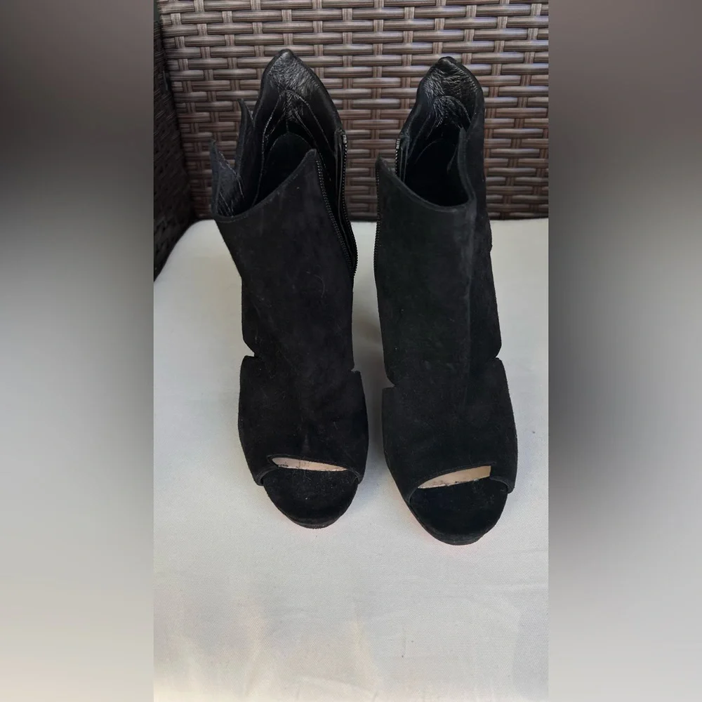 Christian Louboutin, size 8, very good condition. - Picture 2 of 3